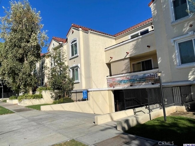 Building Photo - 300 E Providencia Ave