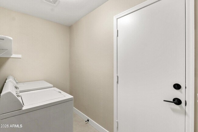 Building Photo - 2735 N Diego Cir