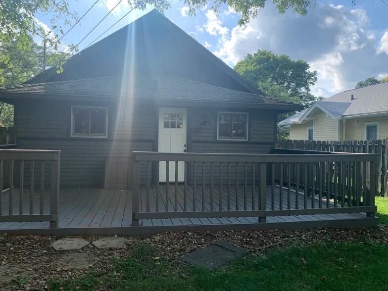 Building Photo - 705 S Park Ave