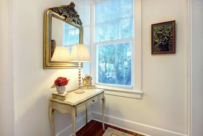 Building Photo - 306 E Victory Dr