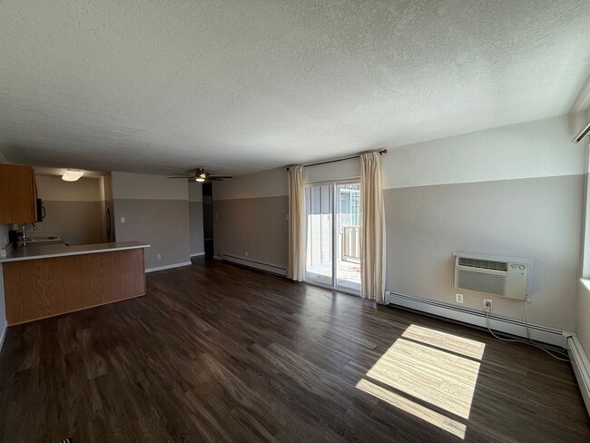 Building Photo - MOVE-IN READY!! 2 bed 2 bath Lakewood Condo