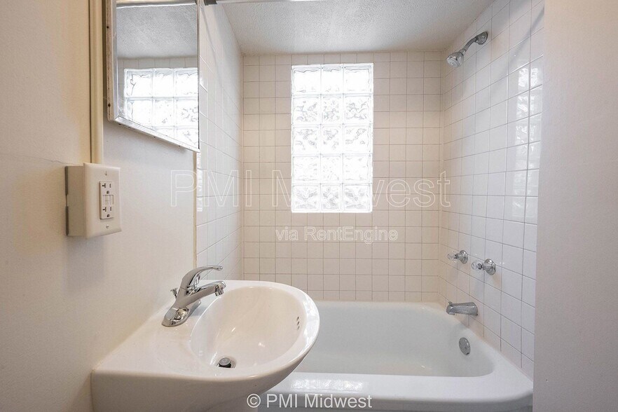 Building Photo - 264 N Holmes Ave