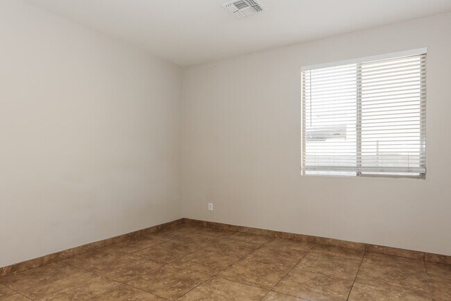 Building Photo - 3014 W Donner Dr