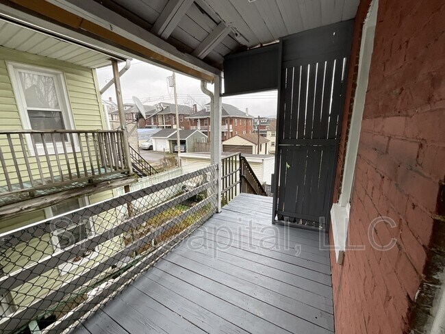 Building Photo - 932 W Princess St