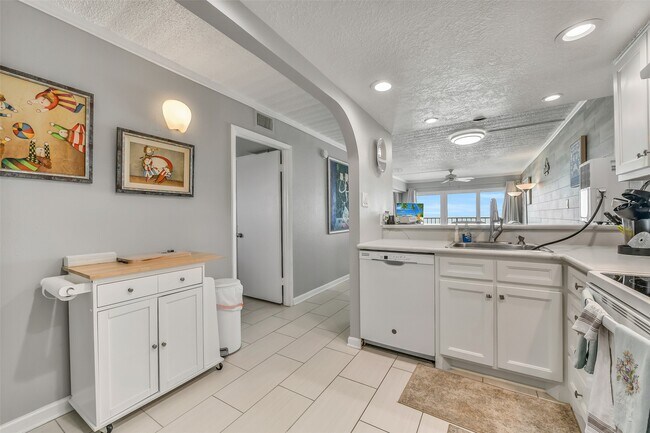 Building Photo - 7310 Seawall Blvd