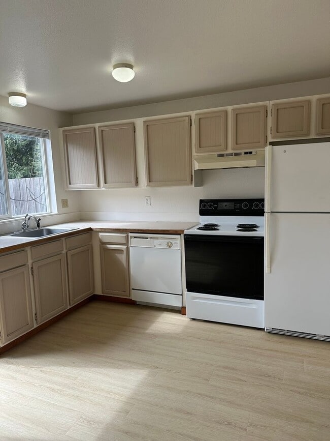 Building Photo - 2208 Wilson Ave