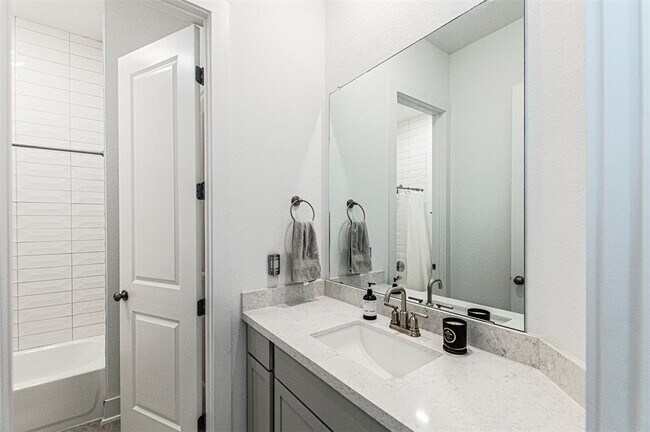 Building Photo - 215 Milam Crk Dr