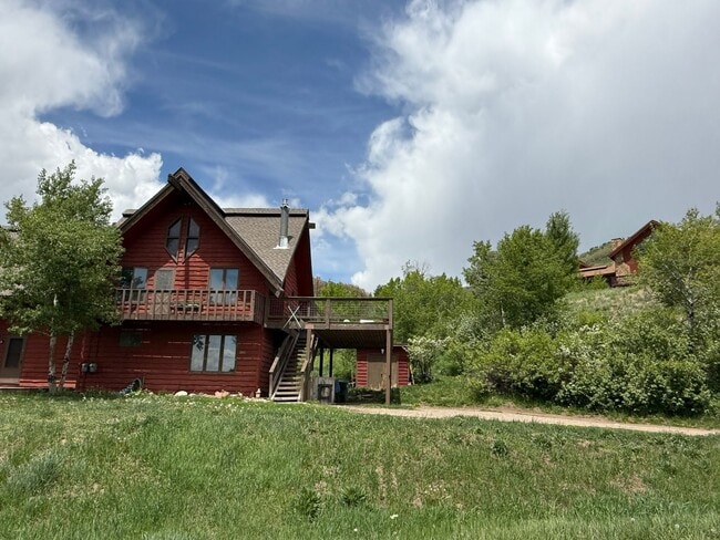 Building Photo - Live on the Mountain! 3bd/1ba Lower 1/2 Du...