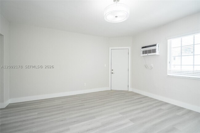 Building Photo - 2418 Flamingo Dr