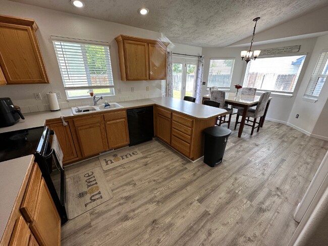 Building Photo - 270 E 15th N St