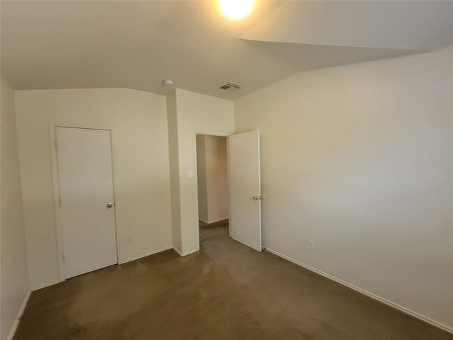 Building Photo - 2410 Lakecrest Village Ct