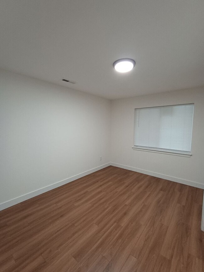 Building Photo - Oak130 - B