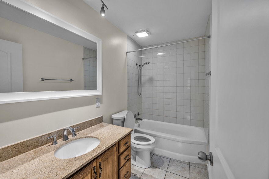 Building Photo - 8 Crestview Dr