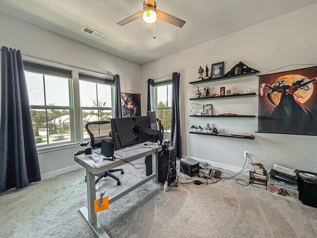 Building Photo - Luxurious 4 Bedroom 3.5 Bathroom End Unit ...