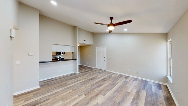 Building Photo - 9617 Vinca Cir