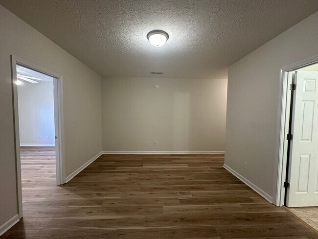 Building Photo - 3-bedroom, 3.5-bathroom nestled in Wyndhurst VA.