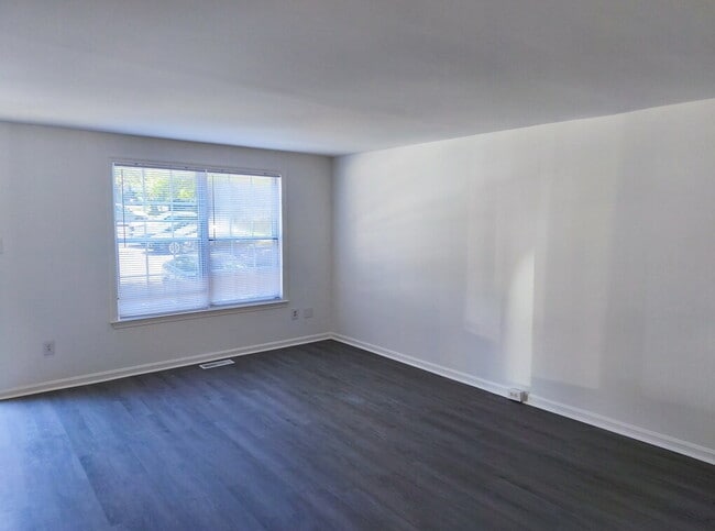 Building Photo - Spacious Alexandria Townhome in Convenient...