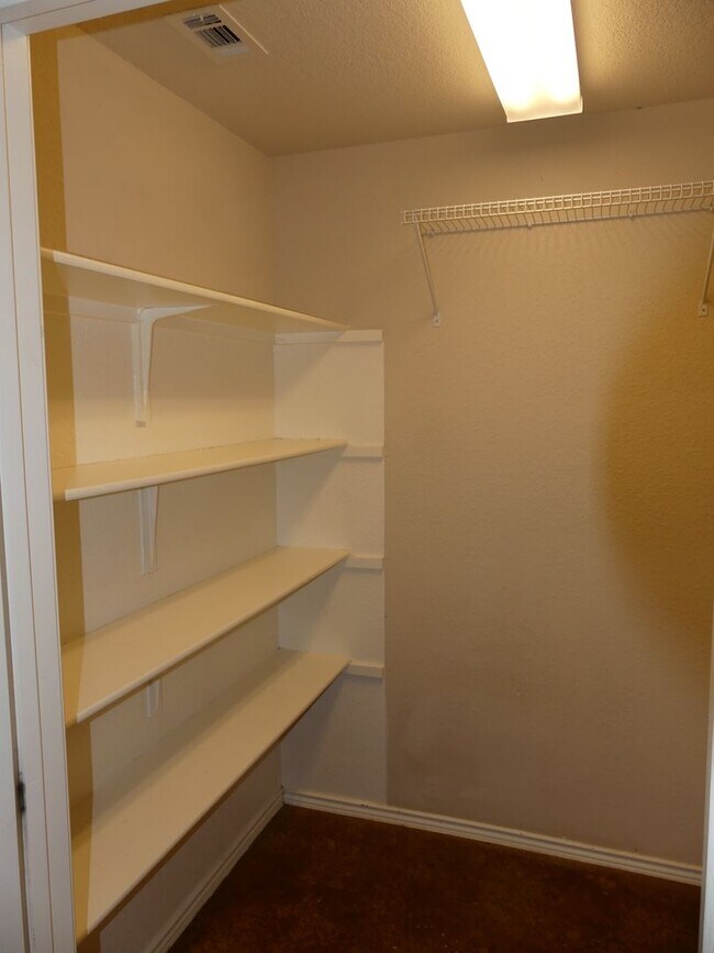 Building Photo - NEW ON MARKET