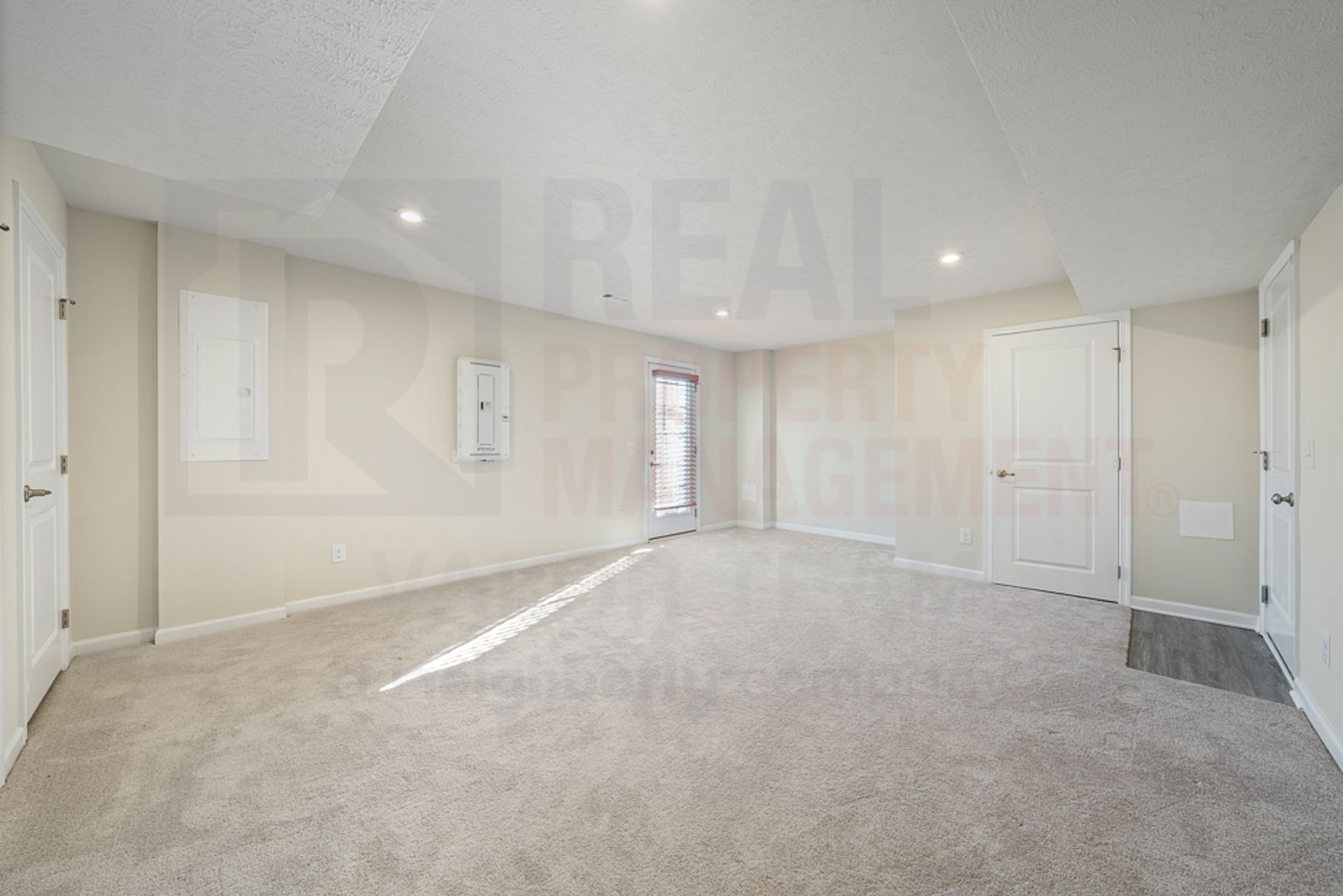 Building Photo - Stunning 3 Bed 2.5 Bath Townhome COMING SOON