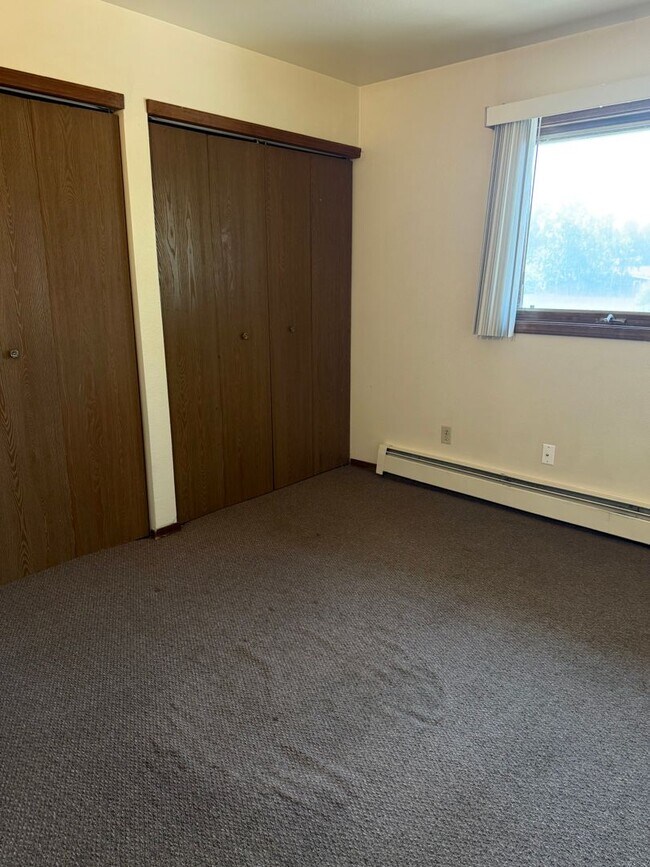 Building Photo - 2BR 1.5BA | Midtown Townhouse Style | Pets...