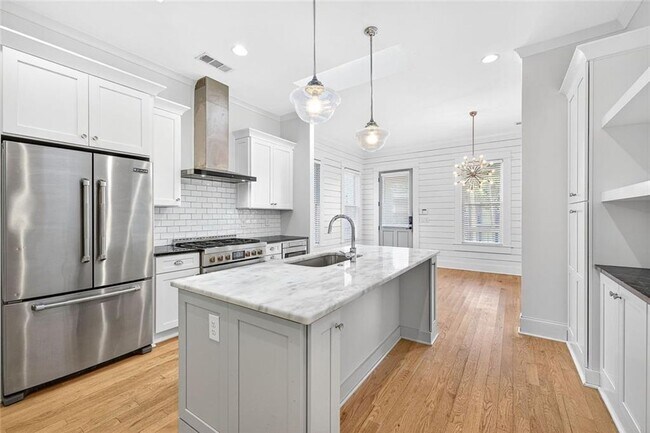 Building Photo - 523 Irwin St NE