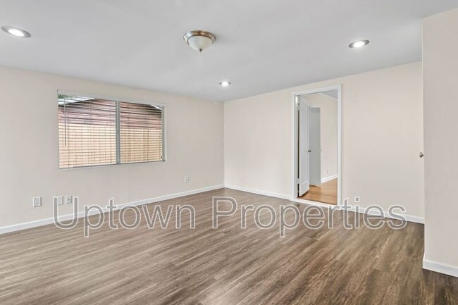 Building Photo - 9520 SW Cypress St