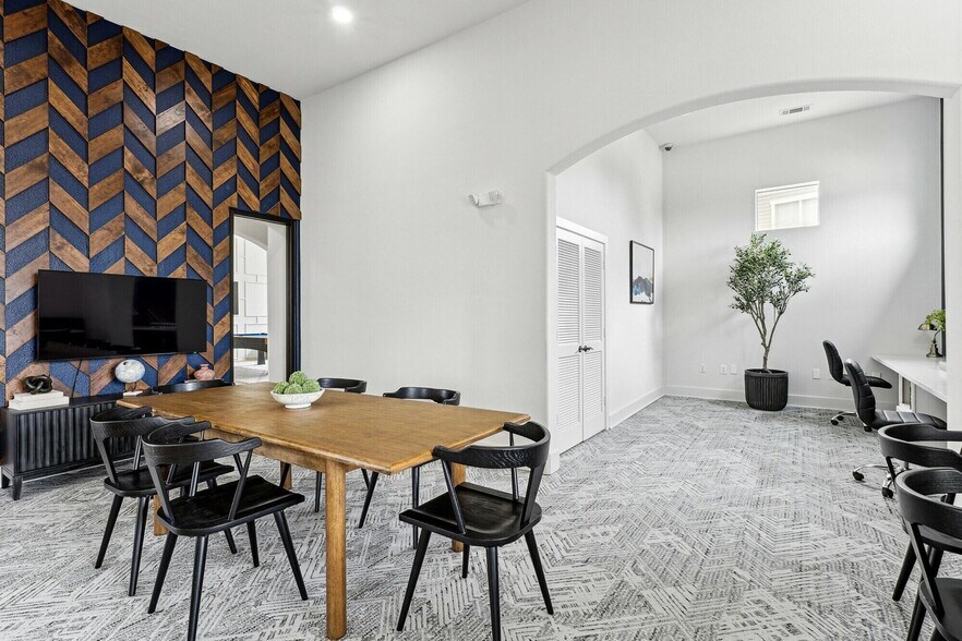 Building Photo - 14807 Woodland Hills Dr