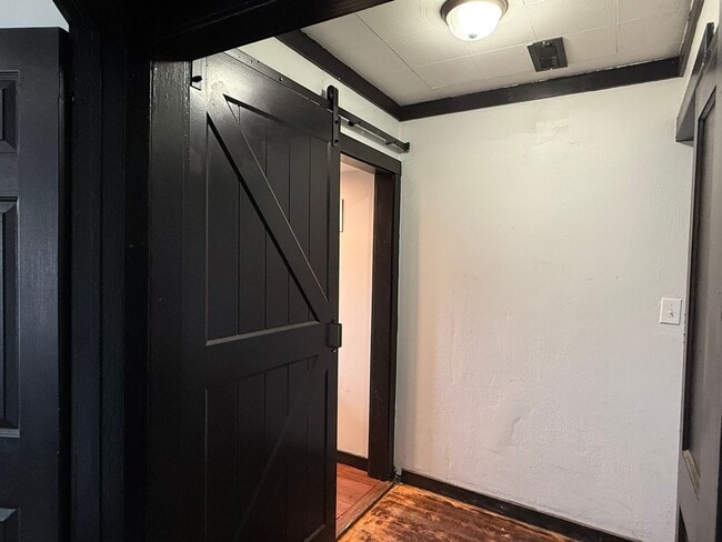 Building Photo - **1/2 OFF 1st Month Rent- 2 bedroom 1 bath...