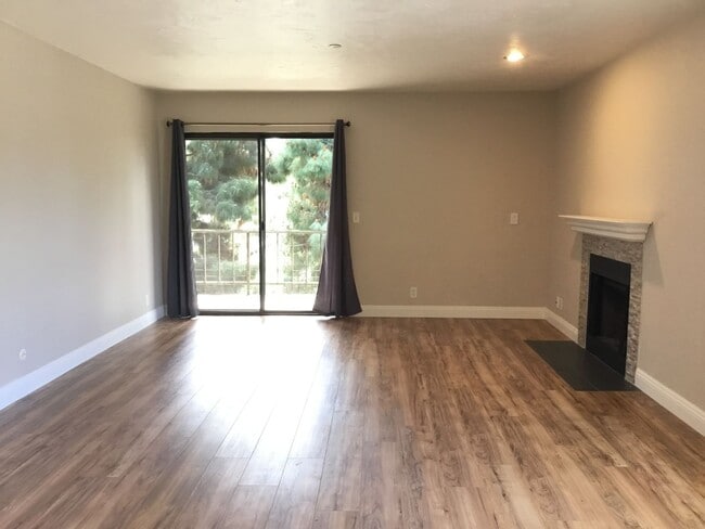 Building Photo - 2BR 2BA Condo-AC, Washer/Dryer in Unit, Pe...