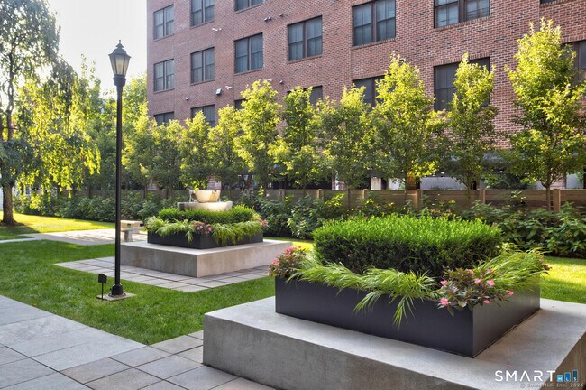 Building Photo - 700 Summer St