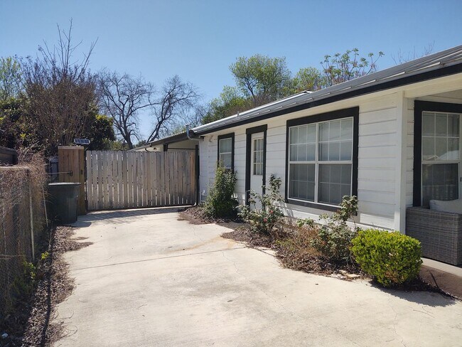 Building Photo - 2 bedroom 1 bath house