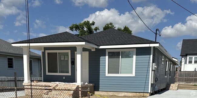 Building Photo - 715 N Woodlawn Ave