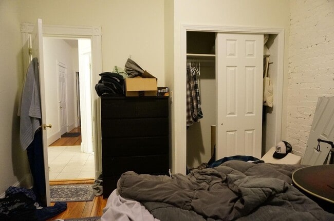 Building Photo - Large 2 bed unit on the Green Line with heat and water included!