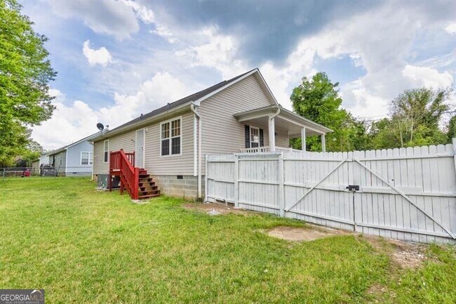 Building Photo - 629 Hanson St