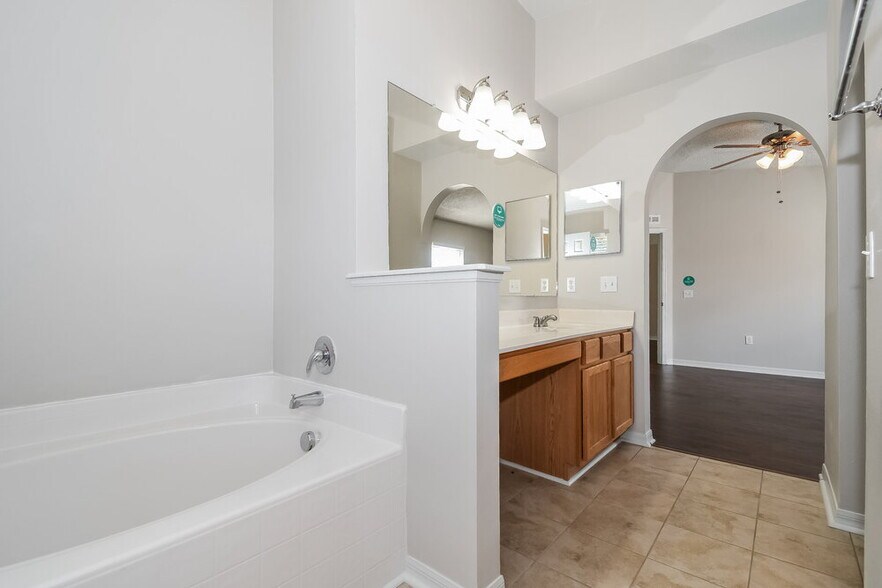 Building Photo - 7428 Prosperity Park Rd N