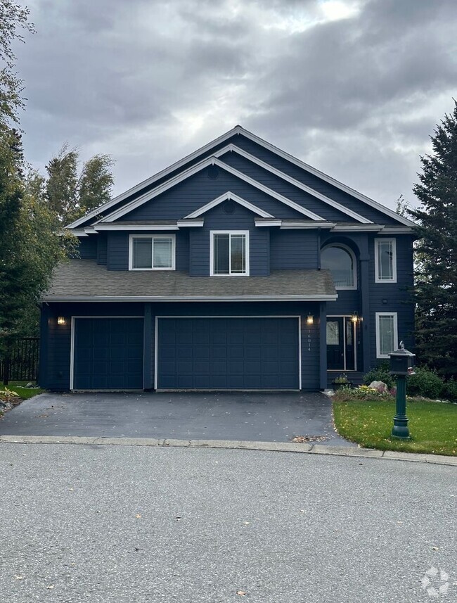 Building Photo - Stunning 3 level home with beautiful views