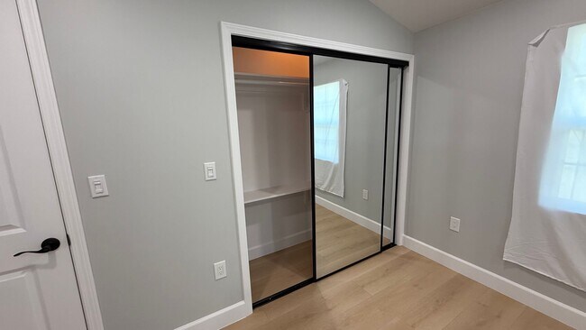 Building Photo - EPIC REA: Charming 2 Bed/ 1 Bath Home in O...