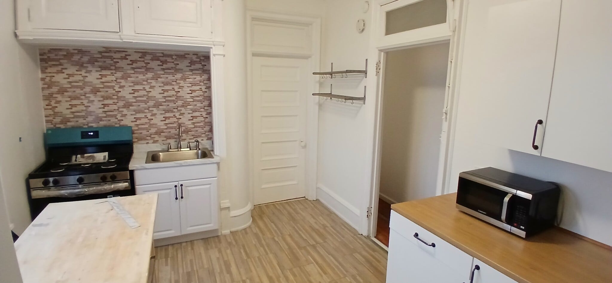 Kitchen - 1720 Memorial Ave