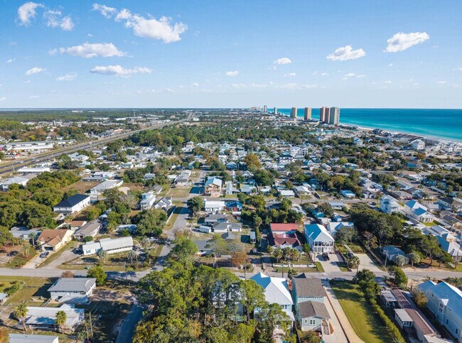 Building Photo - 223 E Lakeshore Dr