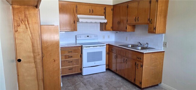 Building Photo - 2301 N Mountain Dr