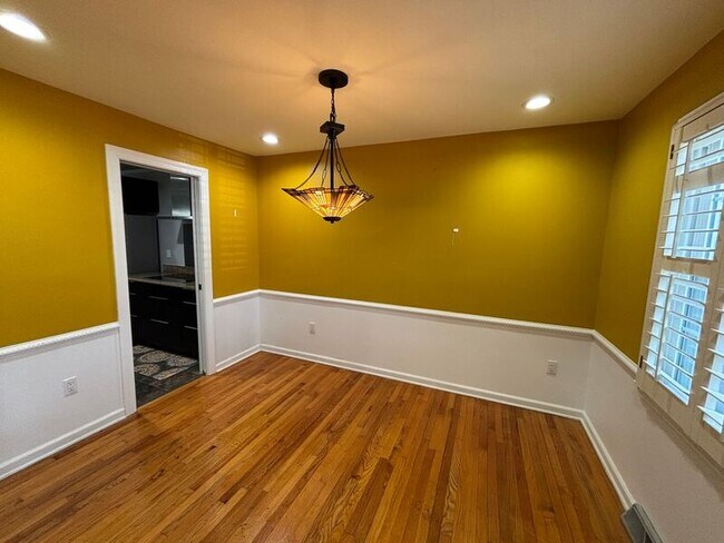 Building Photo - 5327 Chantilly Ln