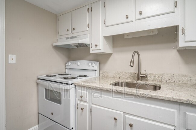 Building Photo - 814 Sunset Ave