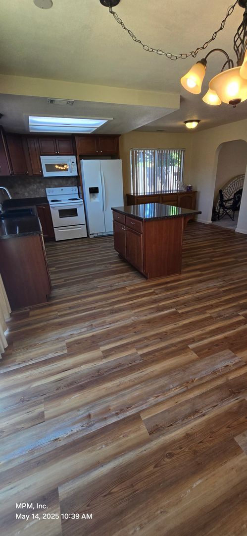 Building Photo - 4 Bedroom 2 bath home with 2 car garage, y...