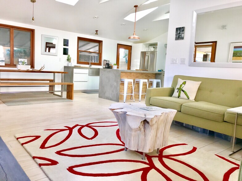 Building Photo - 4633 N Gantenbein Ave