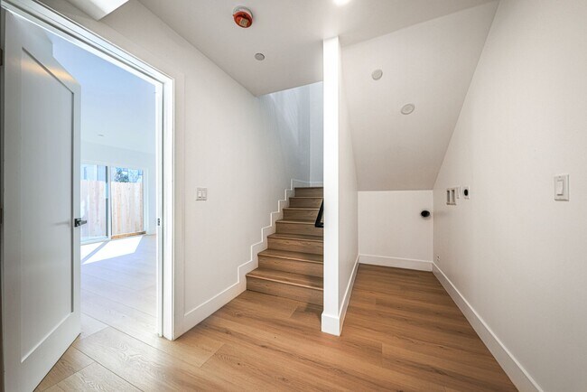 Building Photo - 1237 N Orange Dr