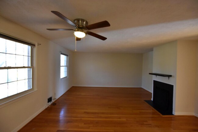 Building Photo - Spacious 2 Bedroom Apartment w/ Washer|Dry...
