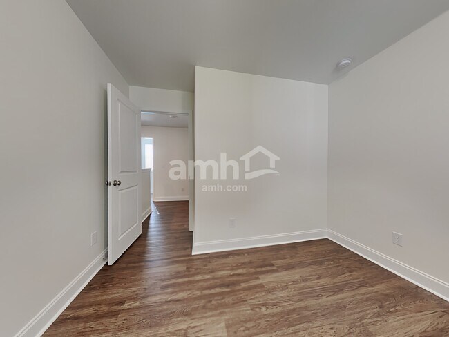 Building Photo - 223 S Live Oak Dr