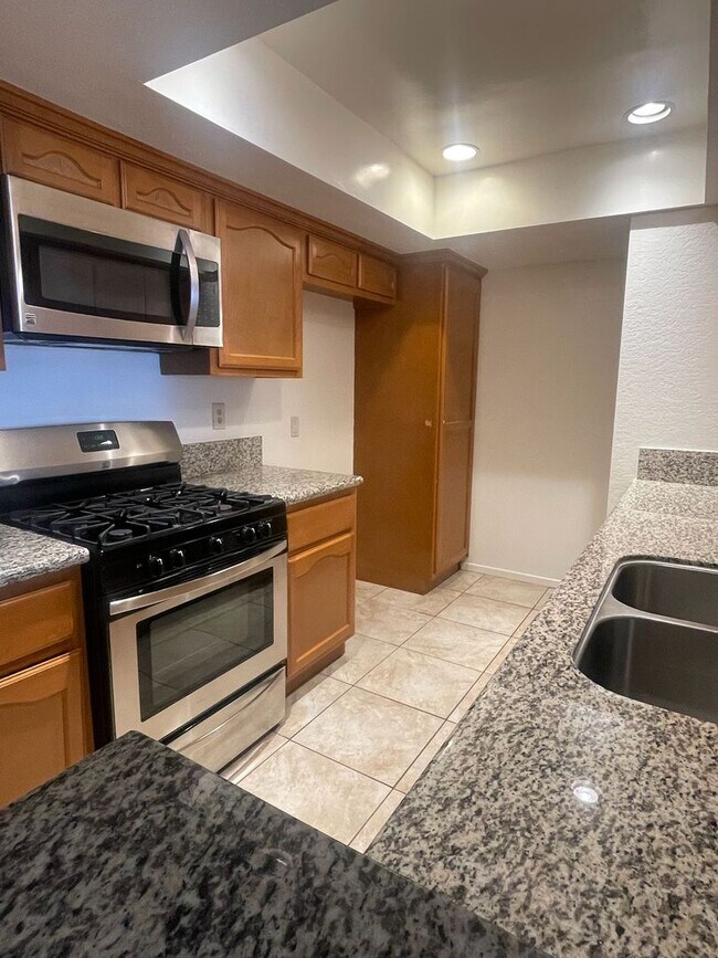 Building Photo - Updated 2 Bedroom/ 2 Bath Condo In The Hea...