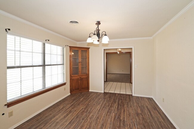 Building Photo - Spacious Canyon Home