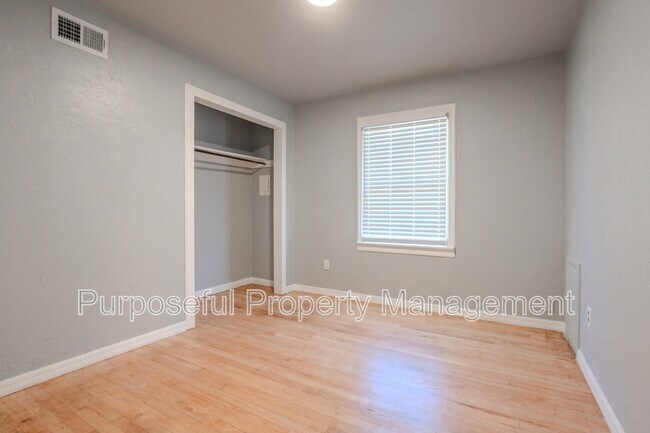 Building Photo - 4712 N Sterling Ave